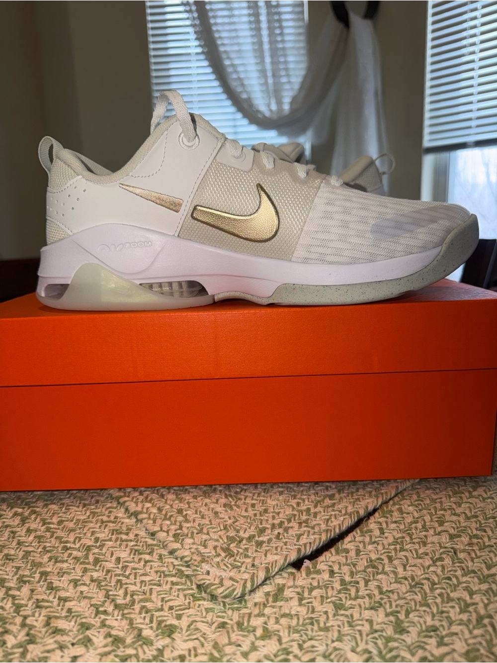 Nike women’s Zoom Bella 6 PRM White & Gold Low-Top Trainer size 10 new!! - Picture 7 of 11